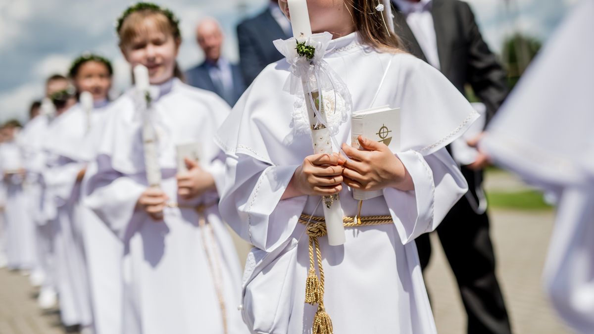 Zarażeni koronawirusem na imprezie weselnej po ośmiu dniach brali udział w przyjęciu komunijnym.
