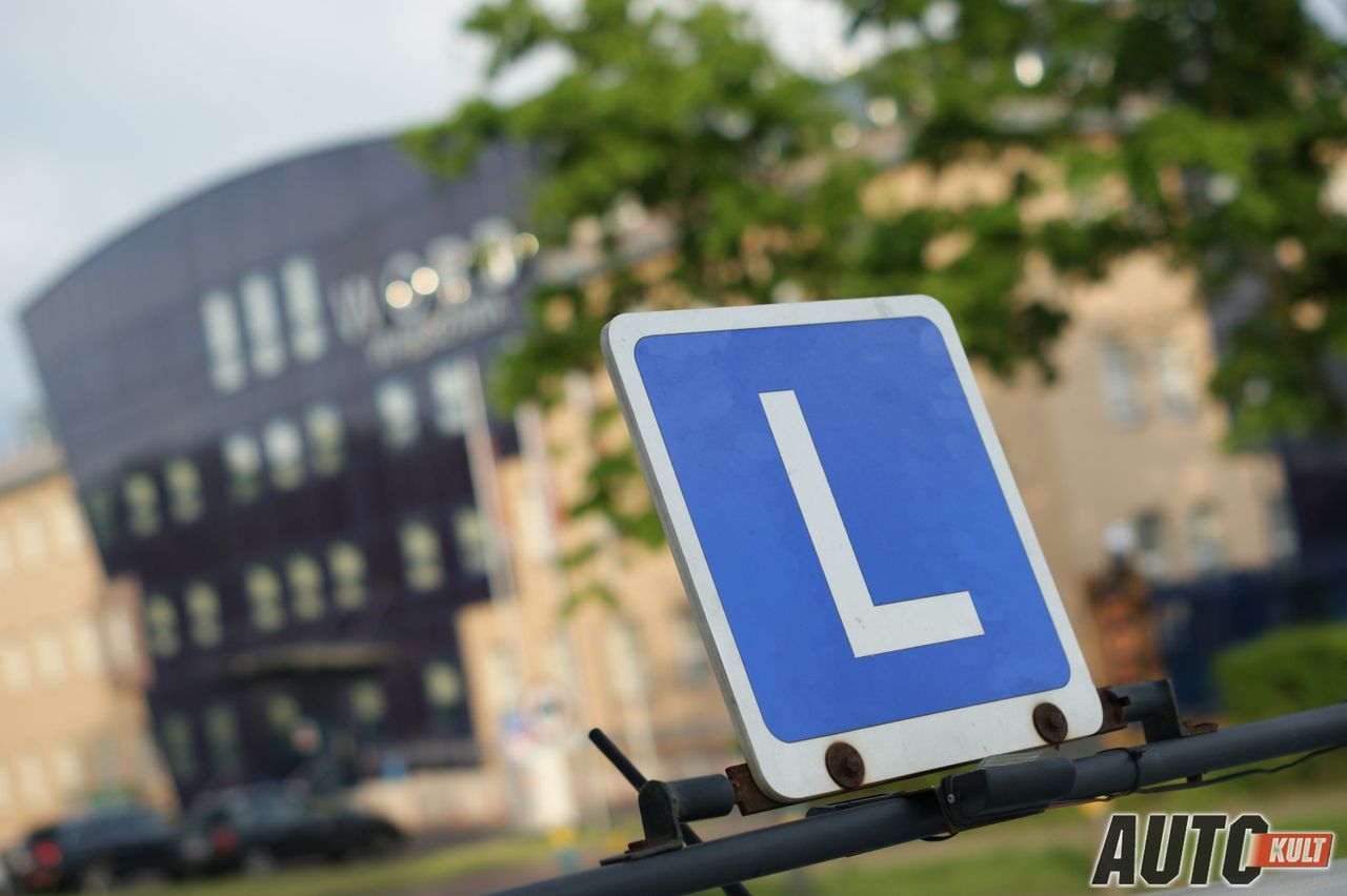 Po zapoznaniu się z sytuacją, egzaminator zajął miejsce egzaminowanej i odjechał z miejsca zdarzenia