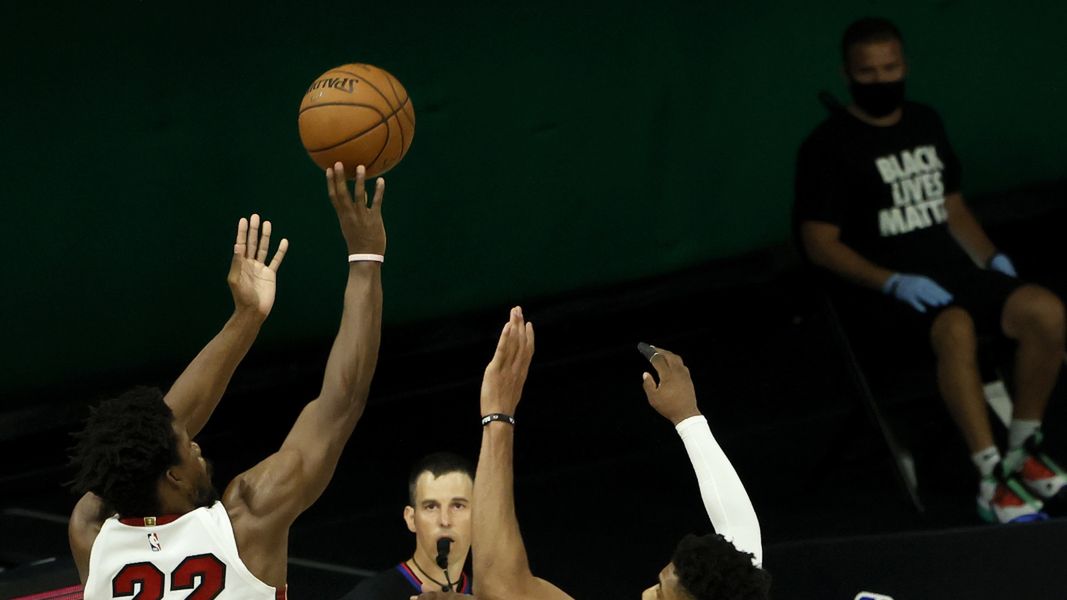 PAP/EPA / ERIK S. LESSER / Na zdjęciu:  Jimmy Butler i  Giannis Antetokounmpo