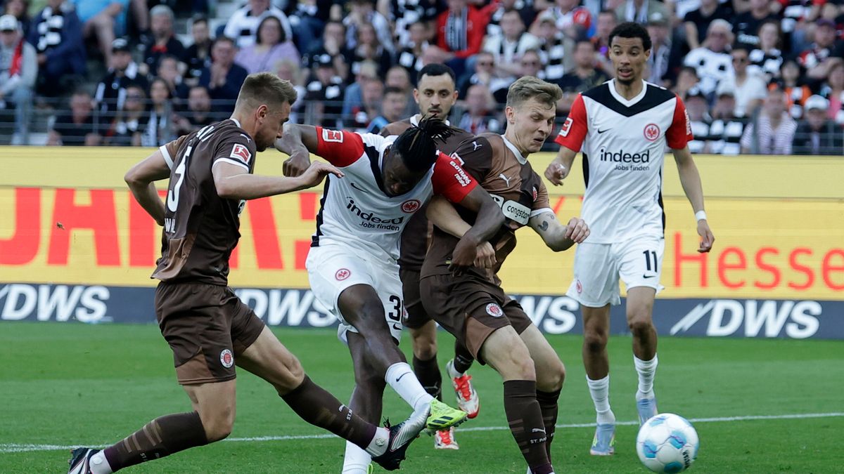 PAP/EPA / RONALD WITTEK / Na zdjęciu: piłkarze podczas meczu Eintracht Frankfurt - FC St. Pauli