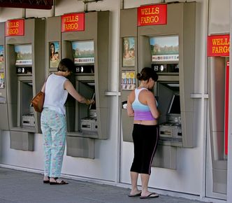 Polacy przepłacają za usługi bankowe
