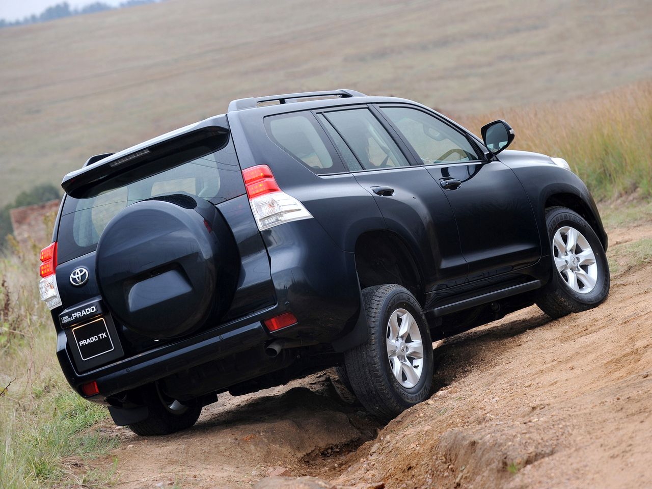 ...na takie wykrzyżowanie. Do tego stały napęd 4x4 z mechanizmem Torsena i blokadą, opcjonalnie tylną. Pomocą służy zaawansowany system kontroli trakcji i pneumatyczne zawieszenie mogące podnieść samochód gdy zajdzie taka potrzeba. Nawet stabilizatory są aktywne, co ułatwia pokonywanie bezdroży przy zachowaniu dużej stabilności na asfalcie.