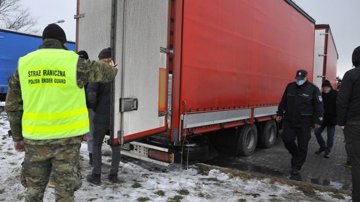 Wrocław. Zatrzymano obywateli Maroka. Z Turcji do Polski dostali się pieszo i pod naczepą ciężarówki