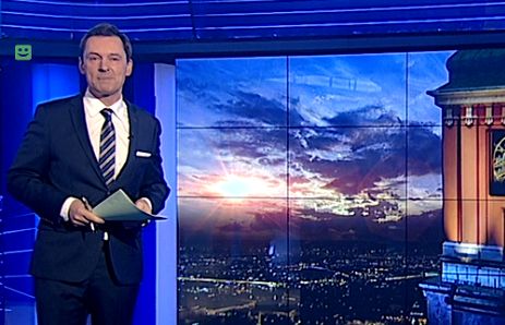 „Wiadomości” TVP1: zegar z Zamku Królewskiego zamiast PKiN w tle prezentera