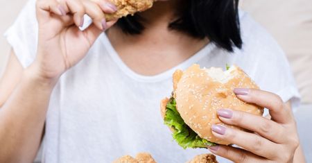 Jak przestać jeść fast foody i chipsy? 5 niezawodnych sposobów prosto od doświadczonego lekarza