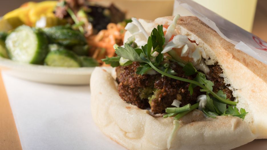 Kanapki z miętowymi falafelami, bobem i humusem z awokado