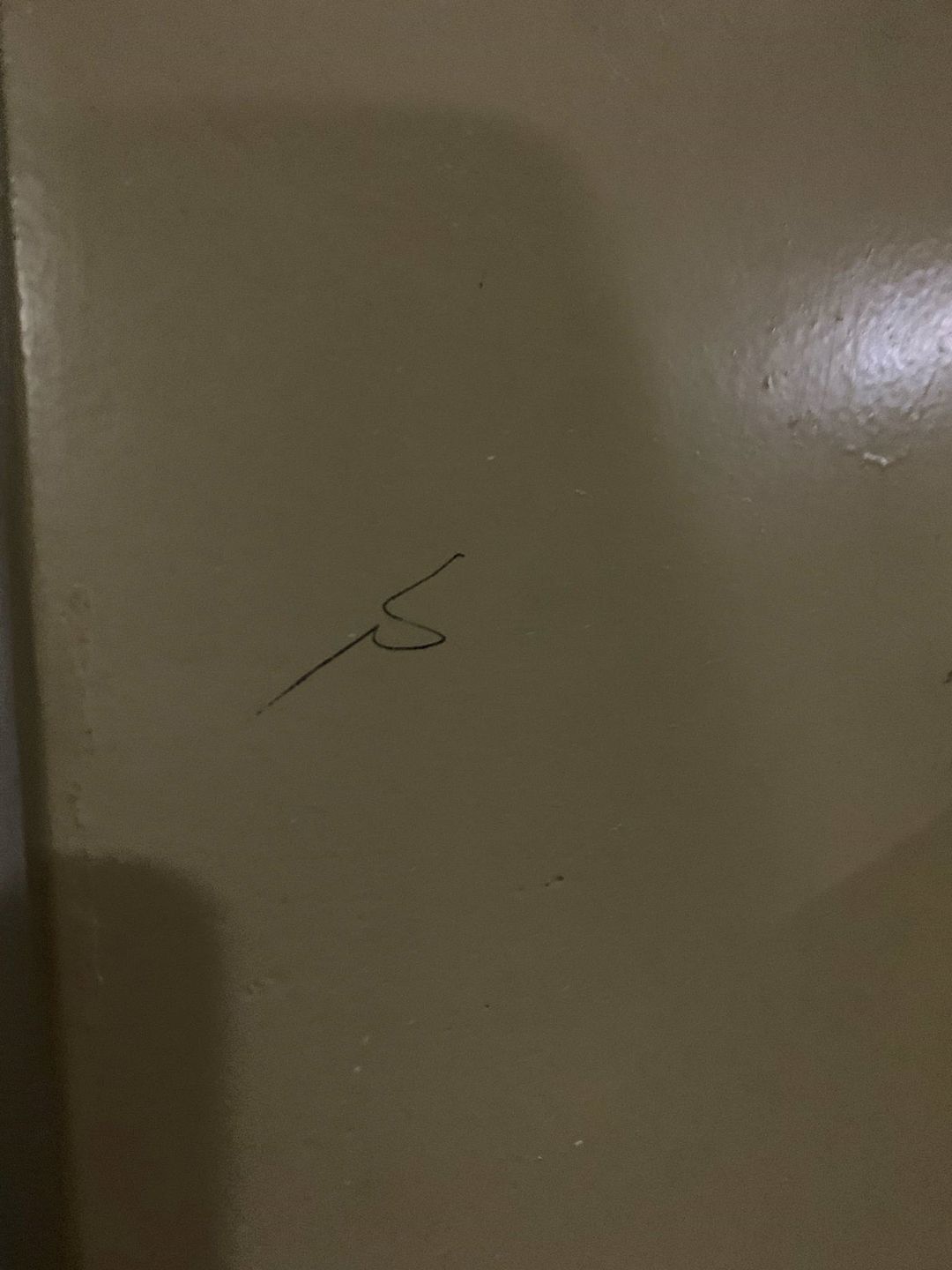Literka "S" pozostawiona na ścianie