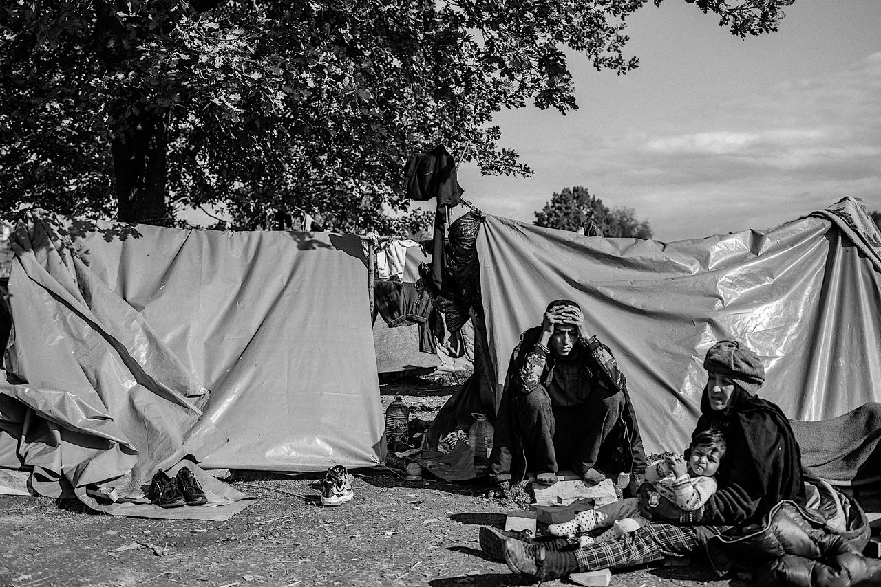 Ta afgańska rodzina jest w obozie od zaledwie 5 dni. Nie rozbili jeszcze poprawnie namiotów, większość trzyma się na kijach i sznurkach. Dopiero dowiadują się, skąd brać wodę, kiedy pojawia się jedzenie i jakie są zasady "gry". 