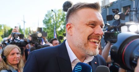 "Chce pan chronić miliarderów". Zandberg atakuje Nawrockiego na debacie