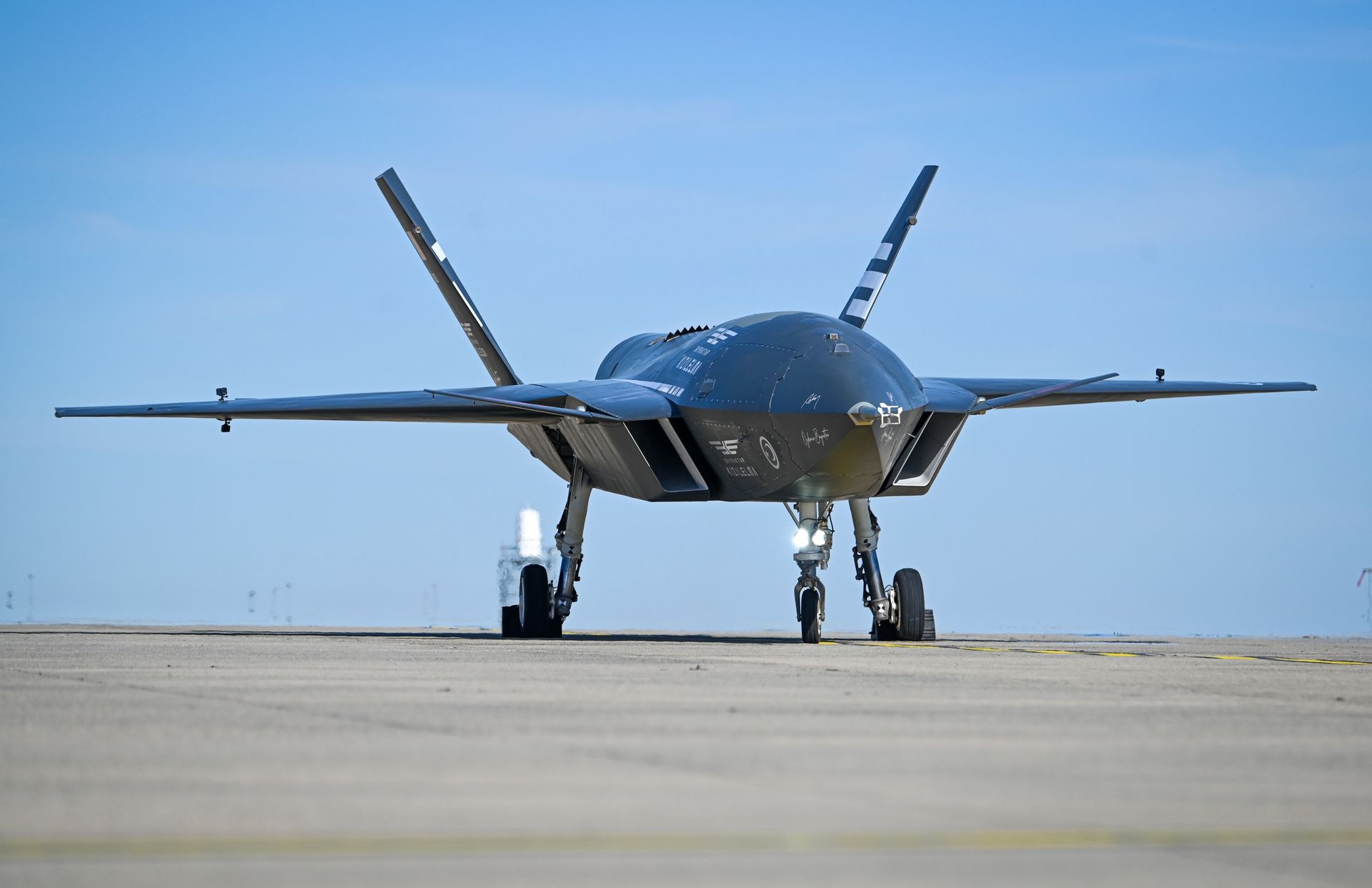 Historyczna próba. Bezzałogowy myśliwiec trafił F-16