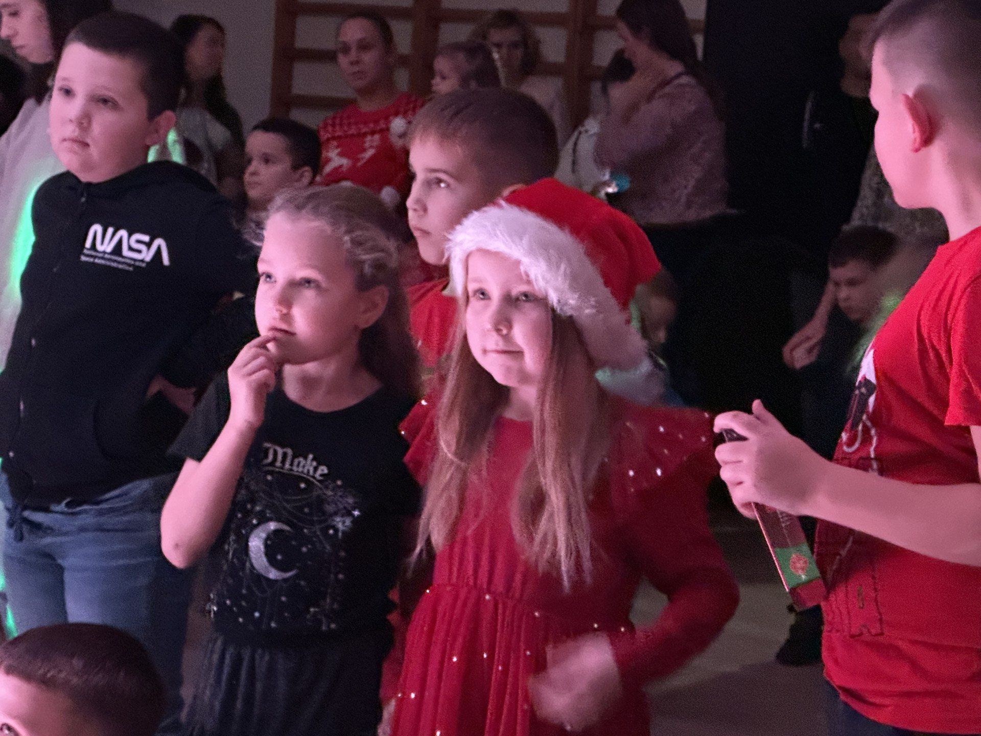 Dzieci bawiły się doskonale na przygotowanej przez Zarząd Osiedla nr w Wieluniu zabawie mikołajkowej