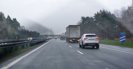 Tragiczny wypadek na A2. Metalowy element spadł na kierowcę