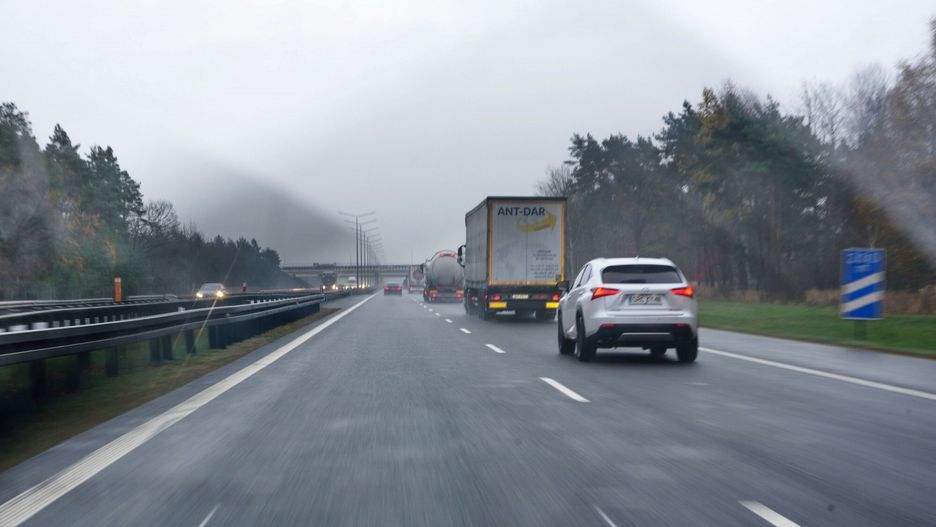 Tragiczny wypadek na A2. Metalowy element spadł na kierowcę. Zdjęcie ilustracyjne