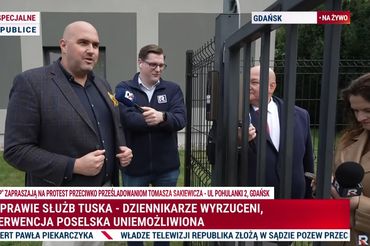 Dziennikarze Republiki przed biurem CBA
