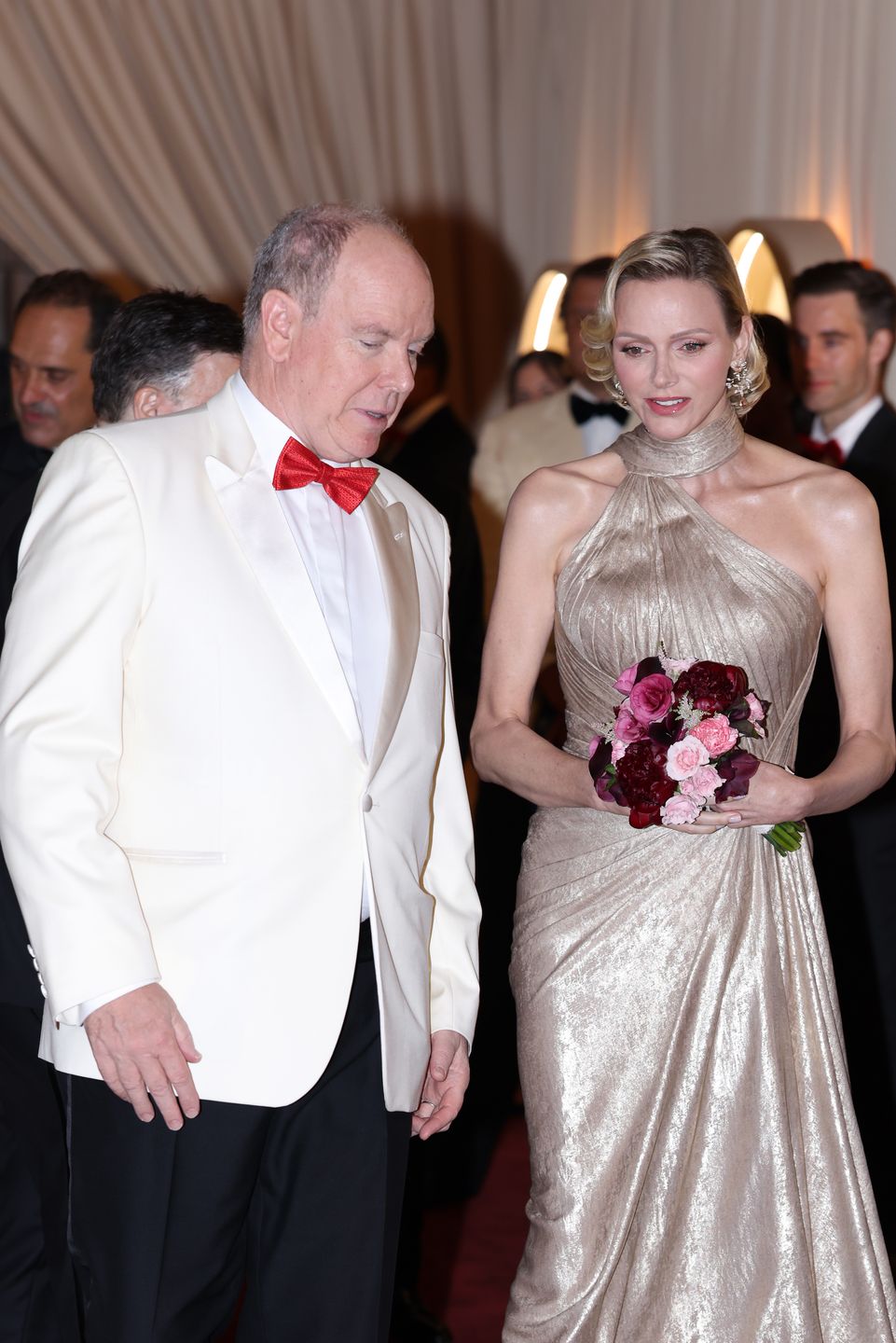 Księżna Charlene w złotej sukni bryluje u boku męża