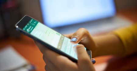 WhatsApp kończy z niechcianymi rozmowami w grupach. Sprawdź, jak łatwo ich uniknąć