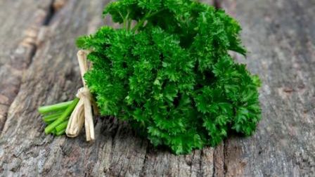 Pietruszka zawiera witaminę C