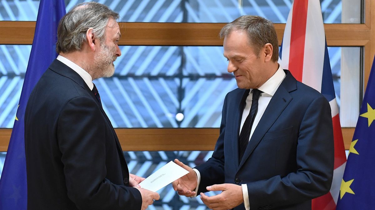 Ambasador Tim Barrow wręcza list Donaldowi Tuskowi.