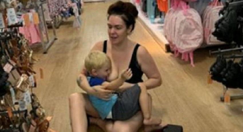Karmiła dziecko w sklepie na podłodze