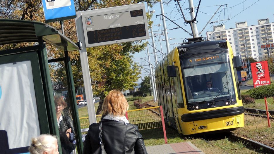 Od 20 sierpnia 2025 r. ruszą prace budowlane przy modernizacji torowiska tramwajowego w ciągu ul. Konstytucji 3 Maja od ul. Ślaskiego do pętli Olimpijska. W związku z tym od środy 20 sierpnia zmieni się organizacja ruchu drogowego, a od czwartku 21 sierpnia inaczej będzie funkcjonowała komunikacja miejska.