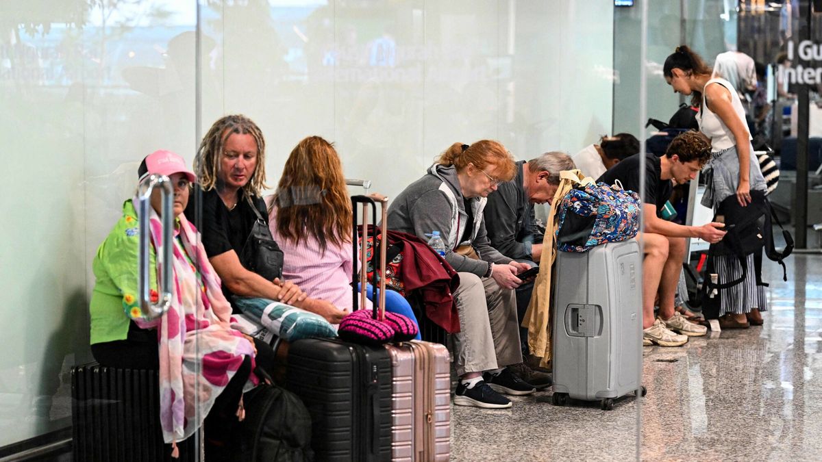 Izrael i USA zaatakowa?y Iran
Passengers wait amid flights disruptions as a result of the Israeli-US strikes on Iran, at Ngurah Rai International Airport on Indonesia's resort island of Bali, on March 2, 2026. (Photo by SONNY TUMBELAKA / AFP)
SONNY TUMBELAKA