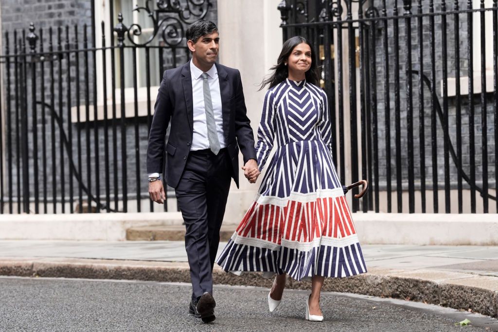 Rishi Sunak i jego żona Akshata Murty po przemowie na Downing Street