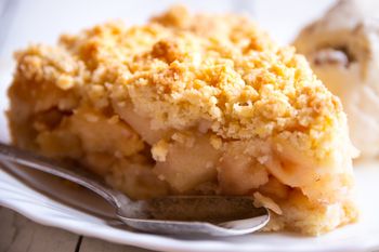 Mieszam z kaszą i wysypuję na jabłka. Łatwiejsza od tradycyjnej szarlotki i pełna aromatu