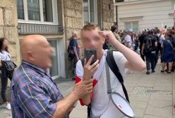 Warszawa. Skandaliczne zachowanie antyszczepionkowców. Atak na dziennikarza Wirtualnej Polski