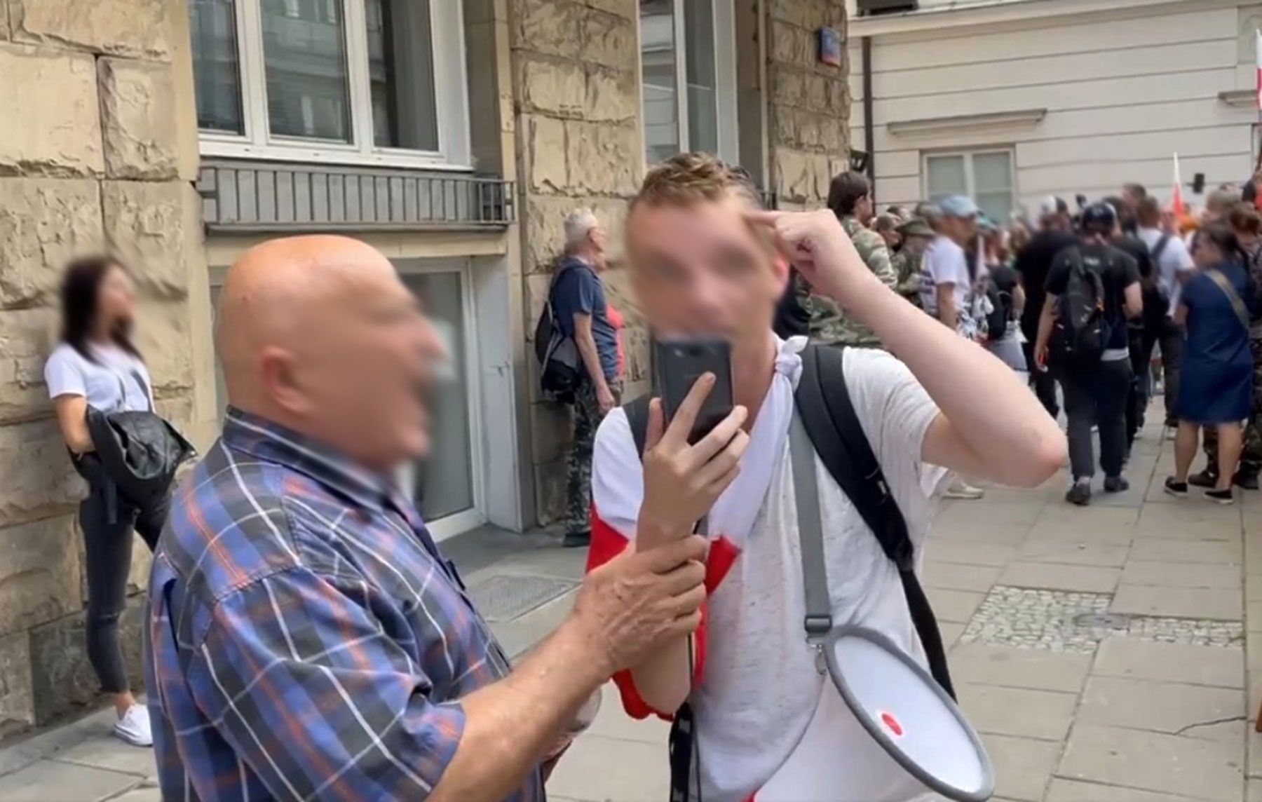 Skandaliczne zachowanie antyszczepionkowców. Atak na dziennikarza Wirtualnej Polski 