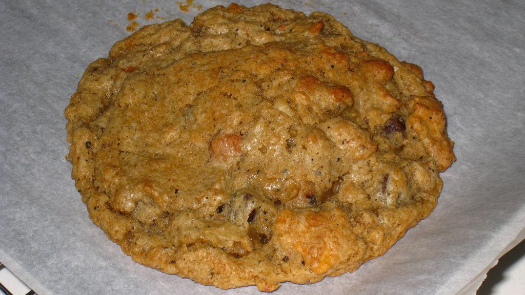 Ciastka z pokruszonych krakersów zwykłe lub z miodem (zawierają cynamon)