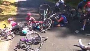 Kraksa na kilka kilometrów przed metą. Co za obrazki