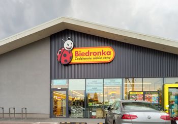"Oj, w Biedronce się dzieje". Aż zrobił zdjęcie przed sklepem