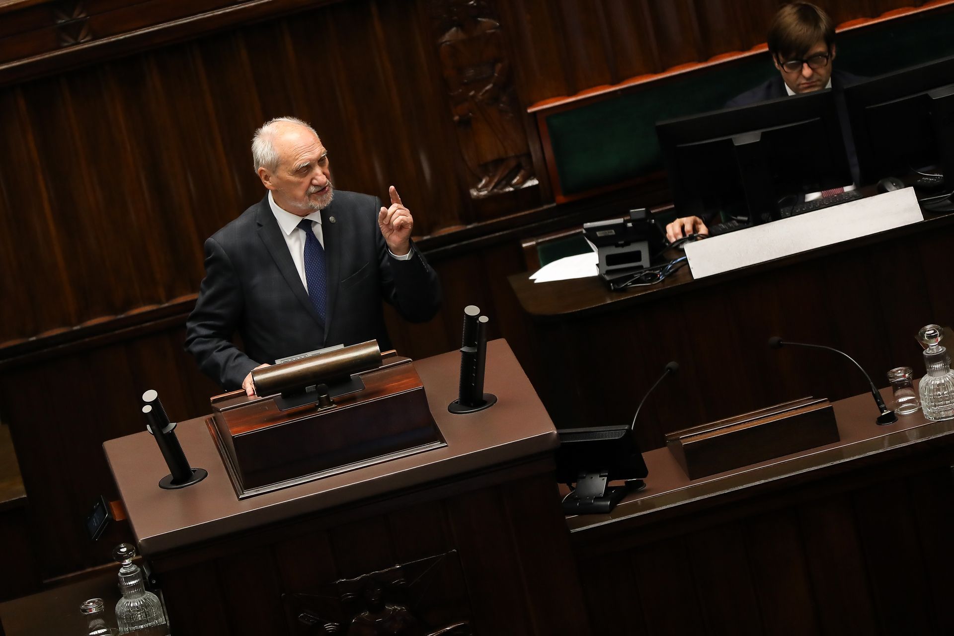 Macierewicz pod ostrzałem: immunitet w grze