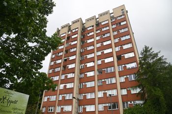 Budynek z tłuczonych sedesów? Warszawa skrywa architektoniczny unikat. Nietypowy blok PRL na Mokotowie