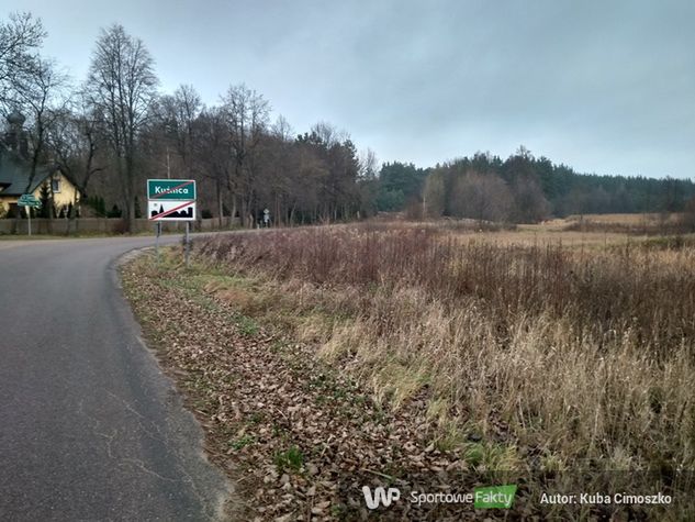 Jeden z końców Kuźnicy, nieopodal torowiska kolejowego. W oddali widoczny las.