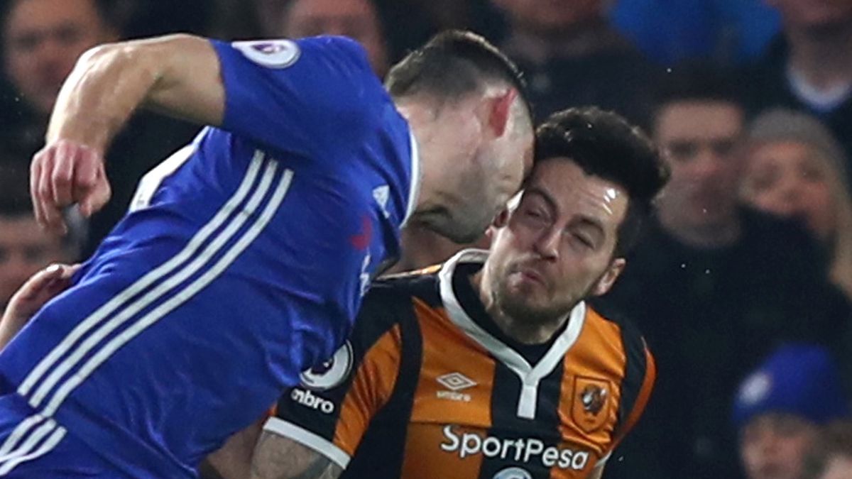 Zdjęcie okładkowe artykułu: Getty Images / Clive Rose / Na zdjęciu: To właśnie po ataku głową Garry’ego Cahila z Chelsea dramaryczneh kontuzji doznał Ryan Mason (z prawej) 