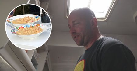 Miał dość "zupek chińskich" na festiwalu. Postanowił zrobić danie jak z ekskluzywnej restauracji