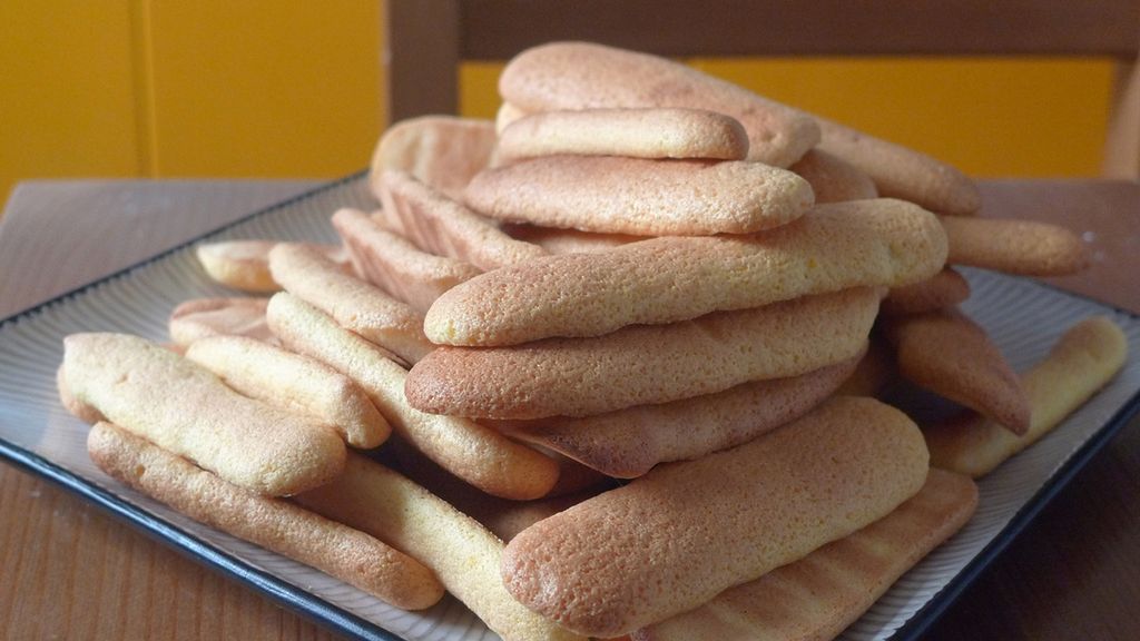 Biszkopty podłużne z sokiem i skórką cytrynową