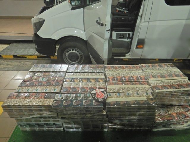 Papierosy ukryte w podłodze busa. Kierowca stracił pojazd (zdjęcia)