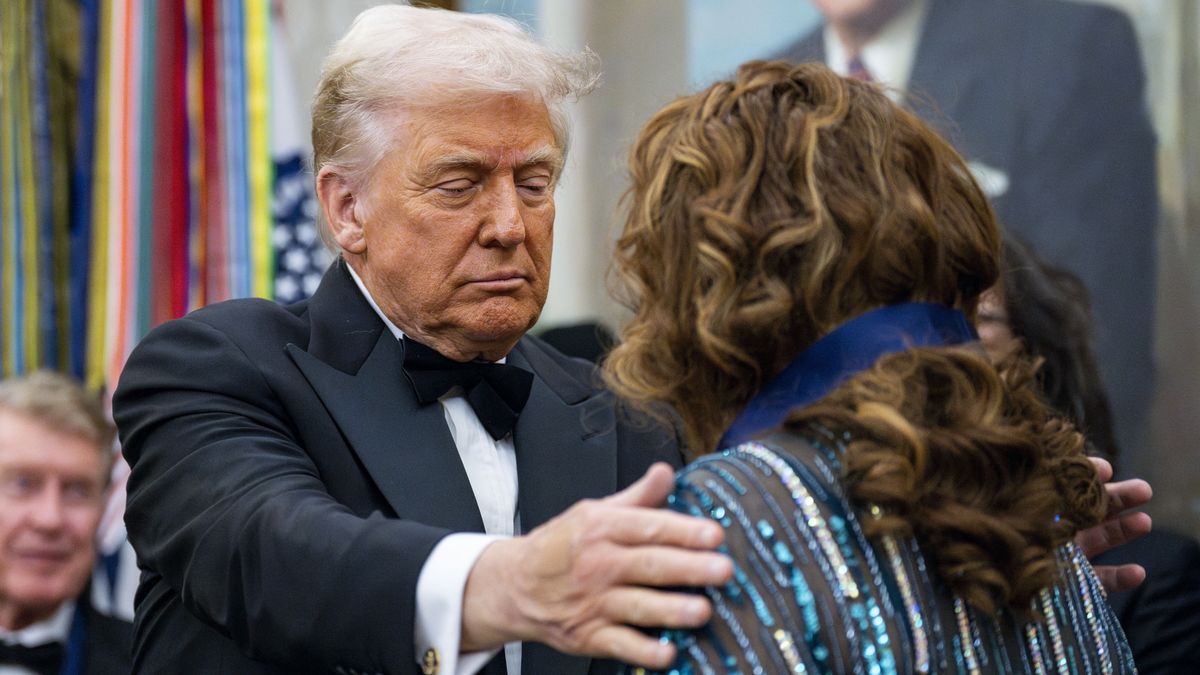 US President Donald Trump presents a medallion to 2025 Kennedy Center honoree and singer Gloria Gaynor during a ceremony in the Oval Office of the White House in Washington, DC, USA, 06 December 2025. The 2025 Kennedy Center honorees include country music artist George Strait, actor Sylvester Stallone, members of the rock band Kiss, actor Michael Crawford and singer Gloria Gaynor. EPA/BONNIE CASH / POOL Dostawca: PAP/EPA.