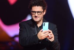 Kuba Wojewódzki z brunetką na plaży. Fani pytają, czy to Mucha