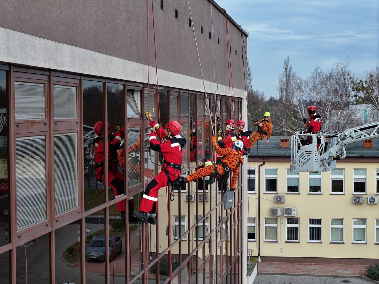 Alpiniści dla WOŚP - w strojach superbohaterów umyli okna oddziału dziecięcego