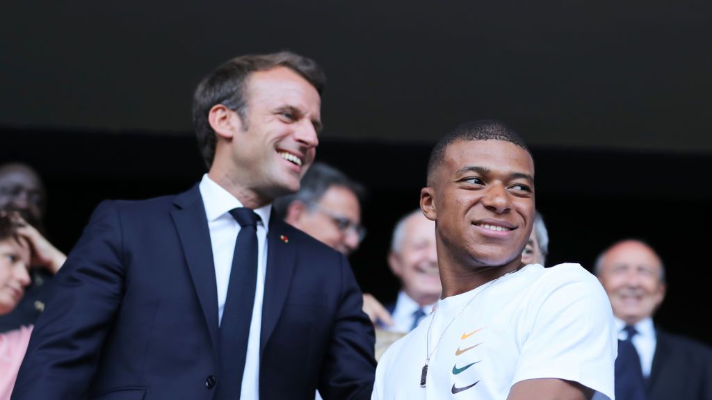 Getty Images / Marianna Massey - FIFA / Na zdjęciu: Kylian Mbappe oraz Emmanuel Macron