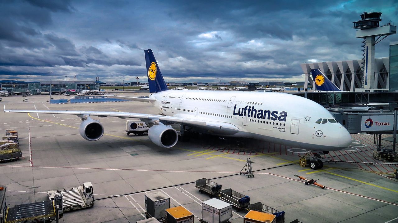 Absurdalne prawo UE. Linie lotnicze "muszą"  latać bez pasażerów - Lufthansa odwoła do końca marca nawet 33 tys. lotów.