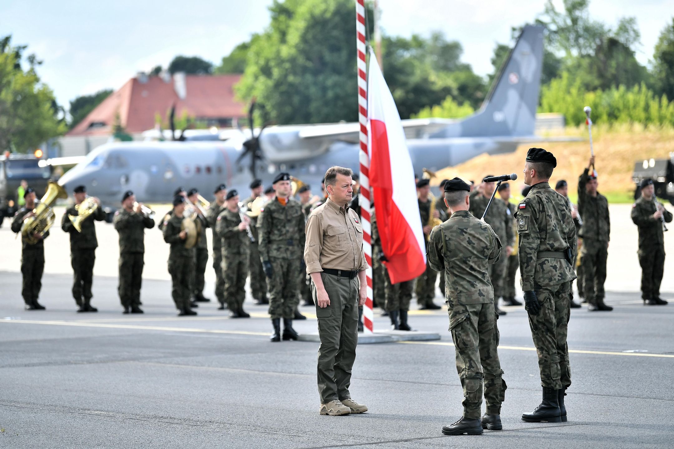 Wrocław, 30.06.2021. Minister obrony narodowej Mariusz Błaszczak (C) podczas uroczystego powitania żołnierzy wracających z ostatniej zmiany w ramach Polskiego Kontyngentu Wojskowego w Afganistanie, 30 bm. we Wrocławiu. (amb) PAP/Maciej Kulczyński