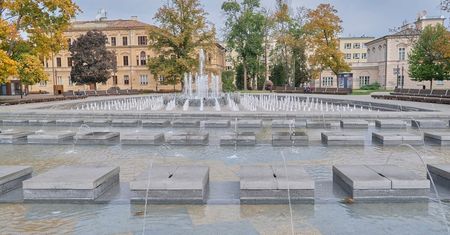 Pada deszcz, a fontanny na pl. Litewskim ciągle działają. Miasto nie może ich wyłączyć, bo generowałoby to dodatkowe koszty