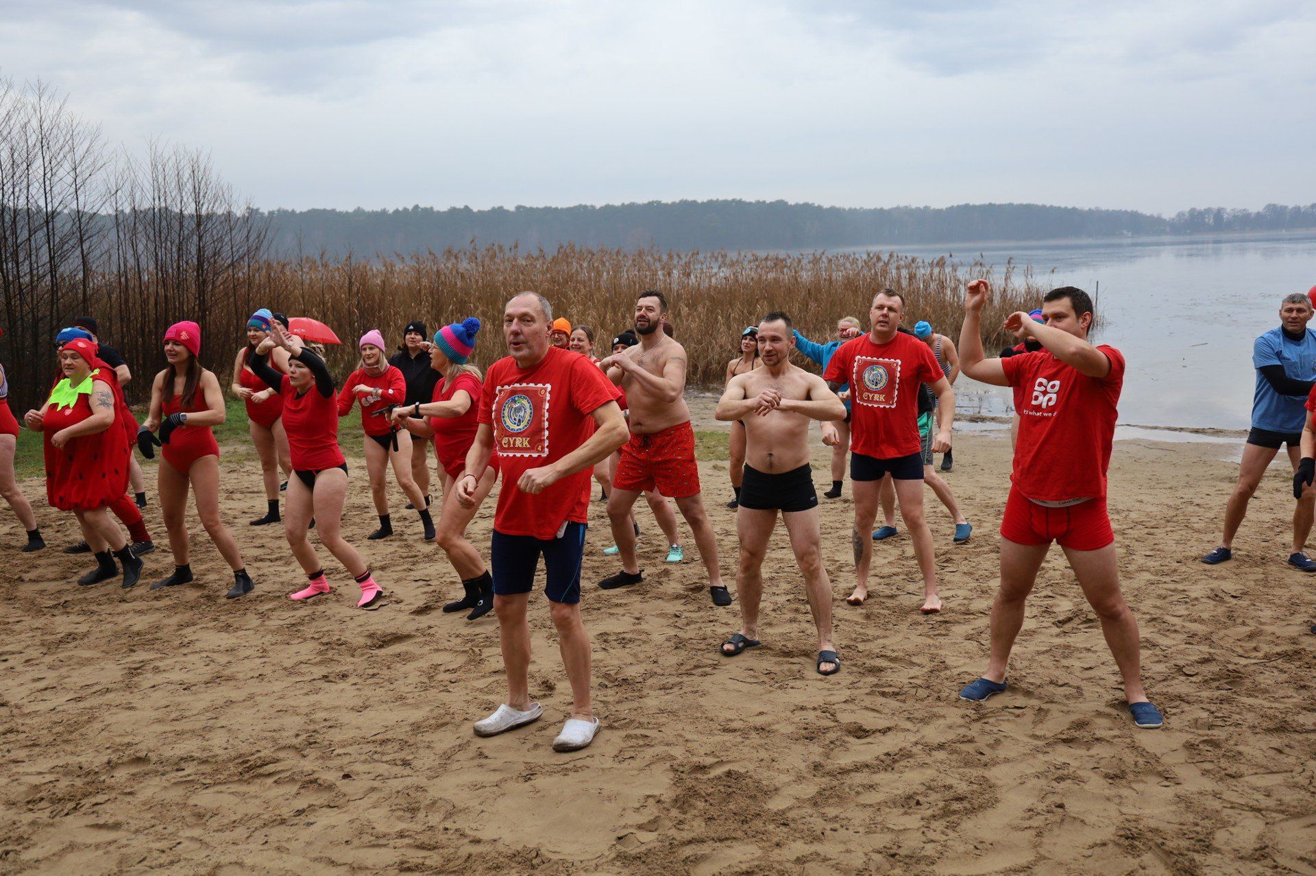 Plaża w Kuźnicy Zbąskiej od lat jest miejscem spotkań lokalnych miłośników morsowania. Tegoroczny sezon wystartuje już w niedzielę, 26 października
