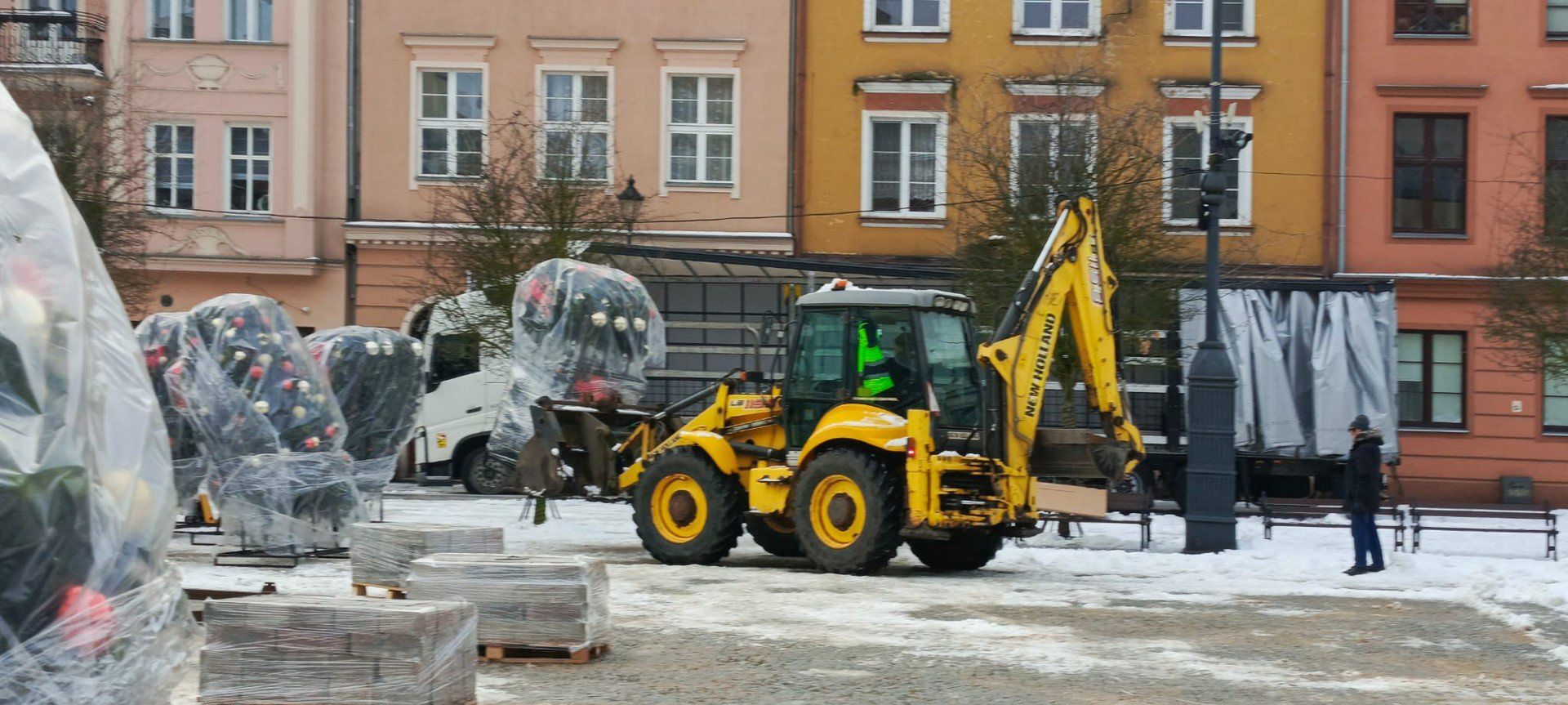 Ustawianie choinki na Rynku w Grudziądzu