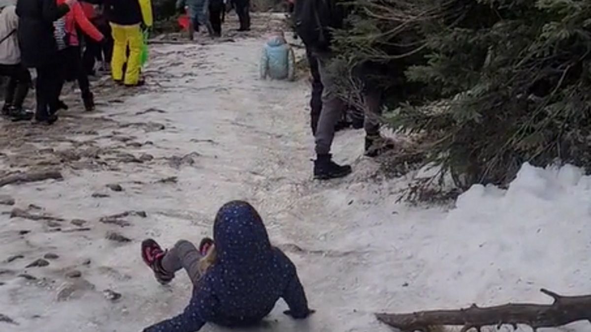 Turyści nie radzą sobie na oblodzonych szlakach