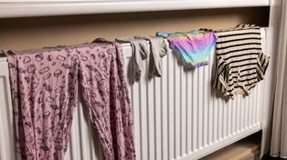 Pranie schnie na kaloryferze? Ten nawyk może sporo cię kosztować